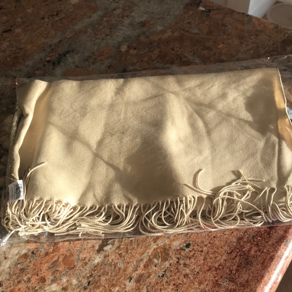 Cream colored pashmina made in Italy, NWT, perfect